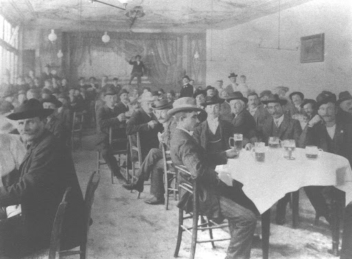 Nel cuore di trastevere, tra i vicoli acciottolati e i lampioni che illuminanio la sera romana, c'è un'osteria che profuma di storia e famiglia: "la forchetta romana"